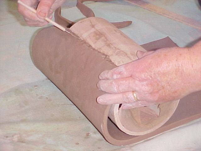 Scoring bevel of slab for joint on body of jug